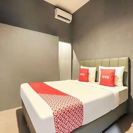Oyo 3492 Mandala Residence Medan Exteriör bild